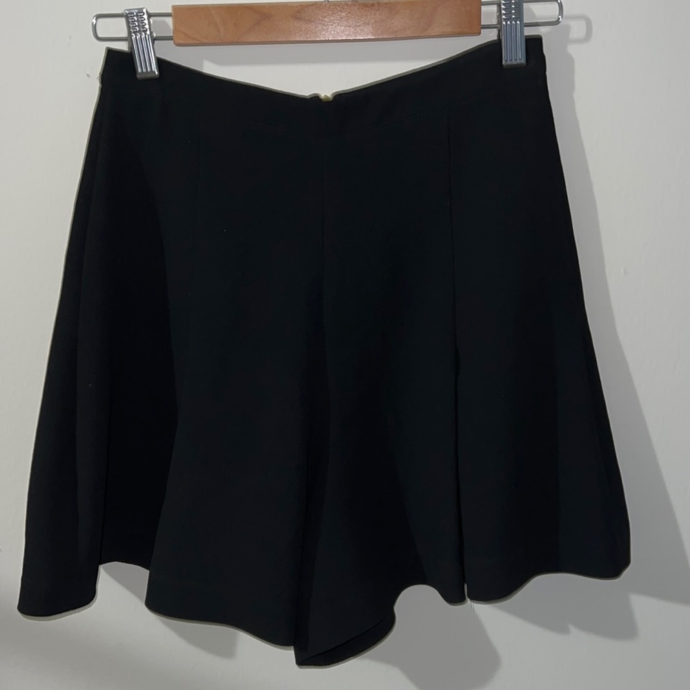 L’AGENCE Shorts - Picture 2 of 6